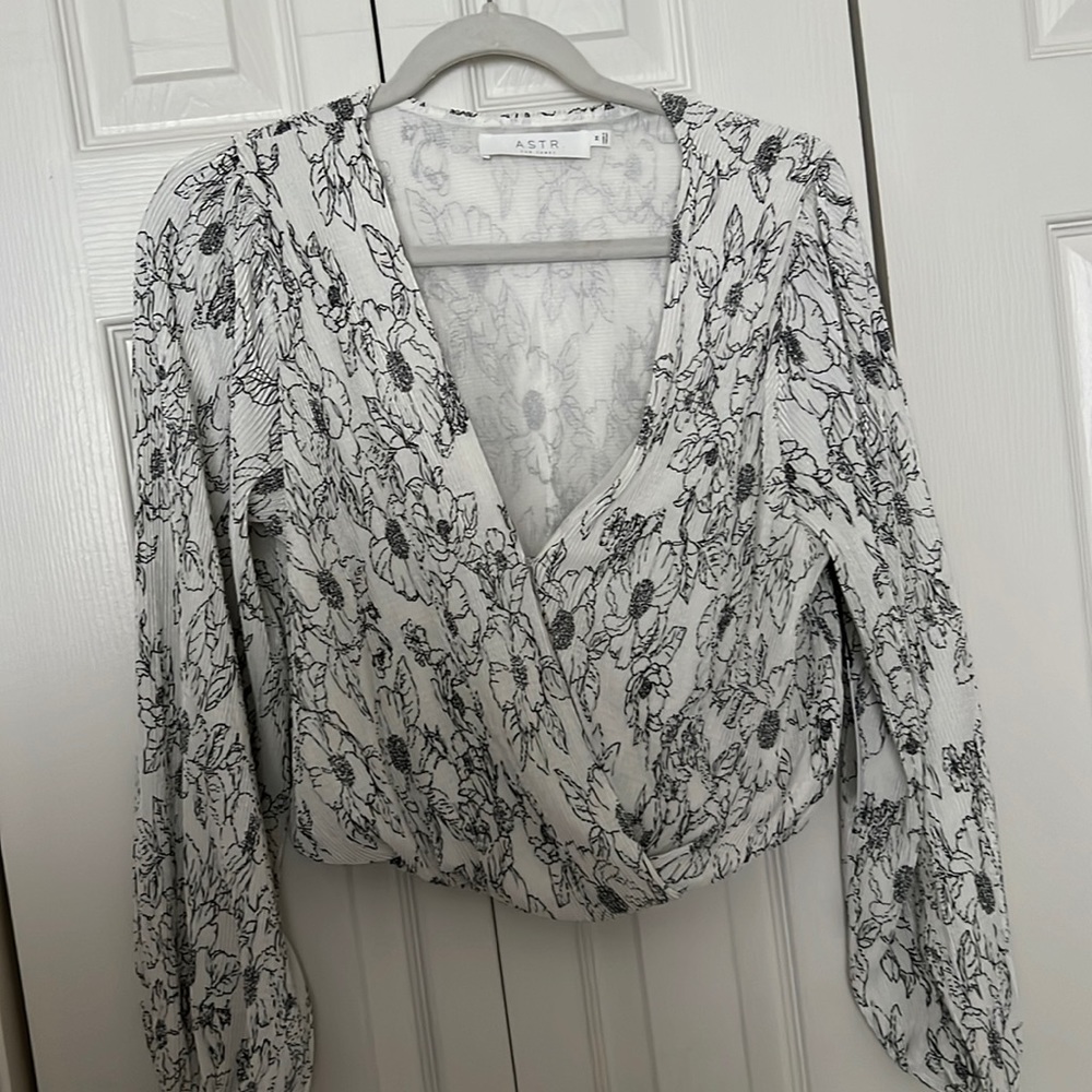 ASTR the label, cropped long sleeve blouse size M